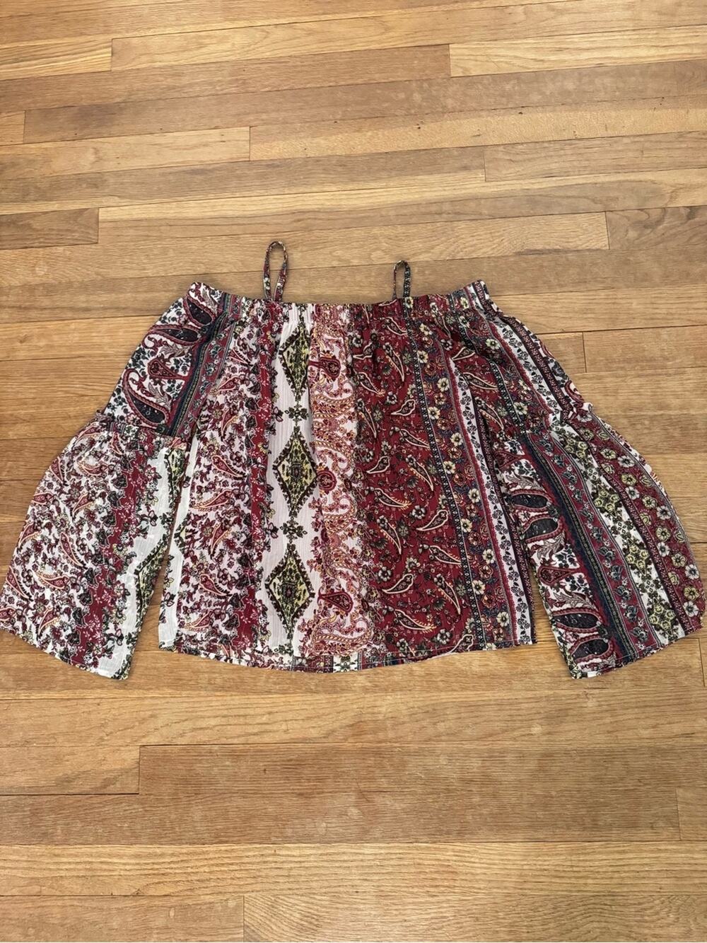 by & by Women's Paisley Cold Shoulder Bell Sleeve Top - Size XS
 b9